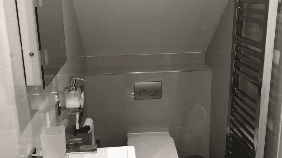 Completed en-suite toilet & vanity unit